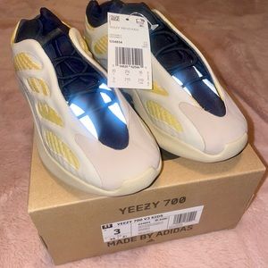 Yeezy 700 V3 kids “safflower” size 3
